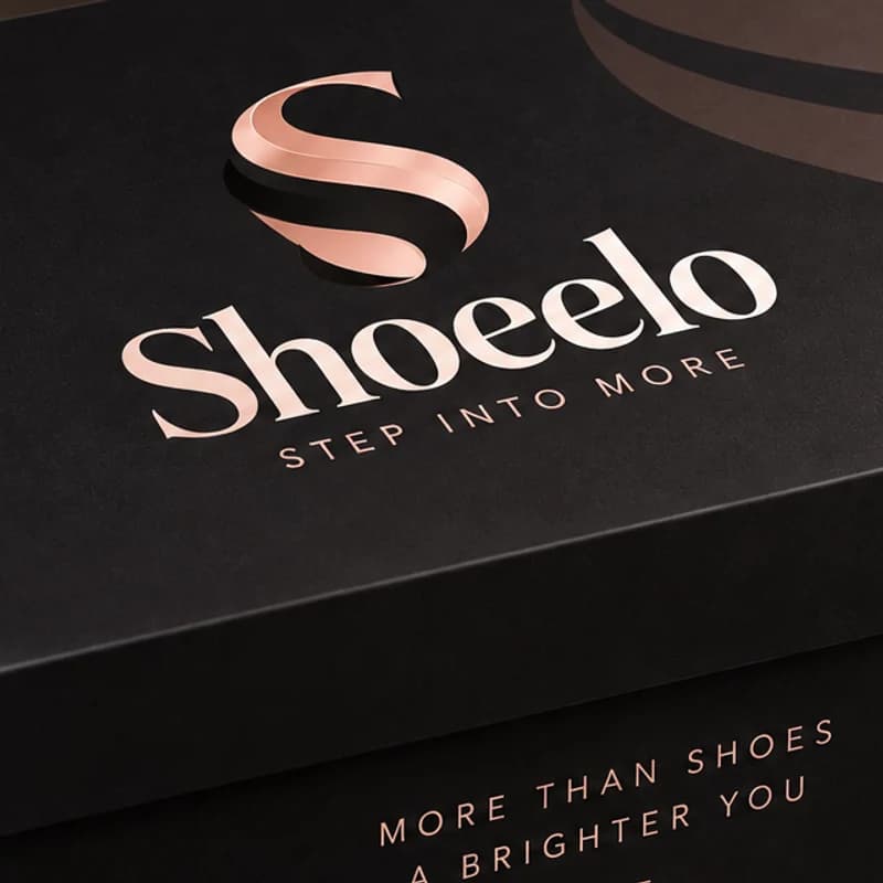 Rose-gold Shoeelo lettering on the noir box lid